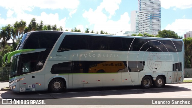 Viação Garcia 7068 na cidade de Curitiba, Paraná, Brasil, por Leandro Sanchez. Número da foto: #7412081.