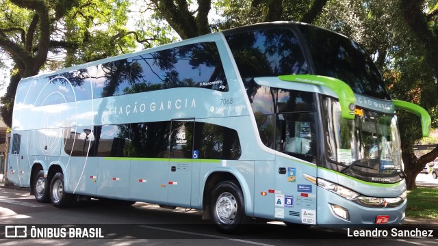 Viação Garcia 7068 na cidade de Curitiba, Paraná, Brasil, por Leandro Sanchez. Número da foto: #7421614.