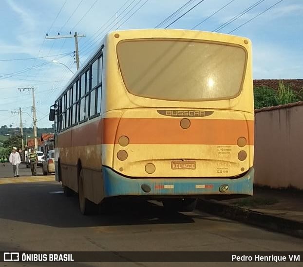 Ônibus Particulares 4638 na cidade de Arapuá, Minas Gerais, Brasil, por Pedro Henrique VM. Número da foto: #7427327.