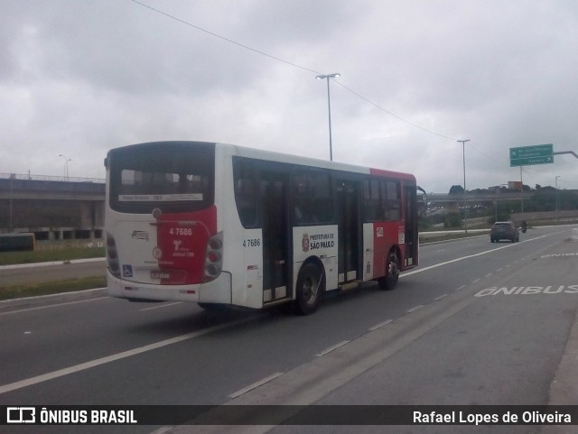 Pêssego Transportes 4 7686 na cidade de São Paulo, São Paulo, Brasil, por Rafael Lopes de Oliveira. ID da foto: 7441015.