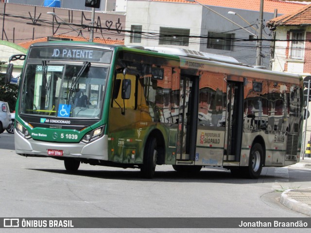 Via Sudeste Transportes S.A. 5 1039 na cidade de São Paulo, São Paulo, Brasil, por Jonathan Braandão. Número da foto: #7449748.