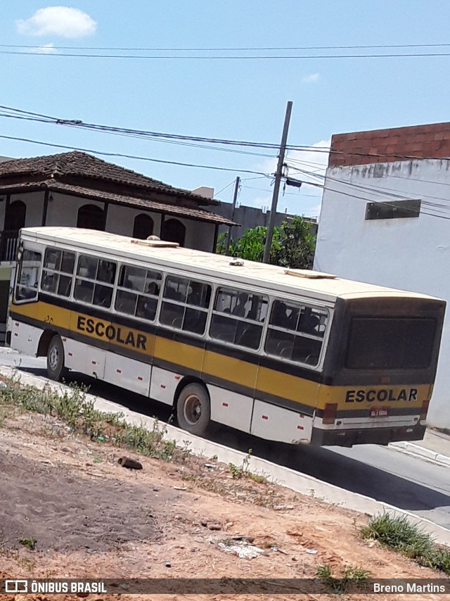 Escolares GLJ5604 na cidade de Capelinha, Minas Gerais, Brasil, por Breno Martins. ID da foto: 7459223.