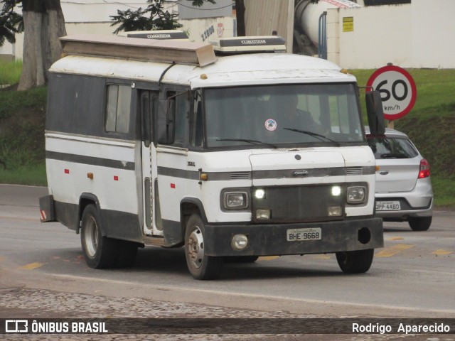 Ônibus Particulares 9668 na cidade de Conselheiro Lafaiete, Minas Gerais, Brasil, por Rodrigo  Aparecido. ID da foto: 7473803.