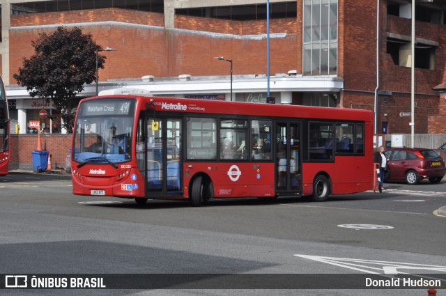 Metroline DE1335 na cidade de Waltham Cross, Hertfordshire, Inglaterra, por Donald Hudson. ID da foto: 8287462.