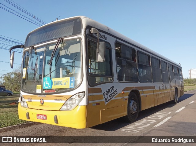 Companhia Carris Porto-Alegrense 0698 na cidade de Porto Alegre, Rio Grande do Sul, Brasil, por Eduardo Rodrigues. Número da foto: #8286113.