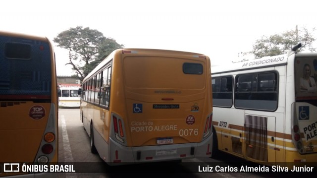 Companhia Carris Porto-Alegrense 0076 na cidade de Porto Alegre, Rio Grande do Sul, Brasil, por Luiz Carlos Almeida Silva Junior. Número da foto: #8246055.