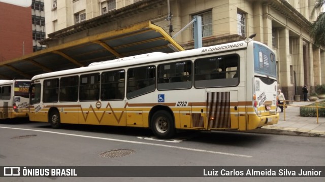 Companhia Carris Porto-Alegrense 0722 na cidade de Porto Alegre, Rio Grande do Sul, Brasil, por Luiz Carlos Almeida Silva Junior. Número da foto: #8256947.
