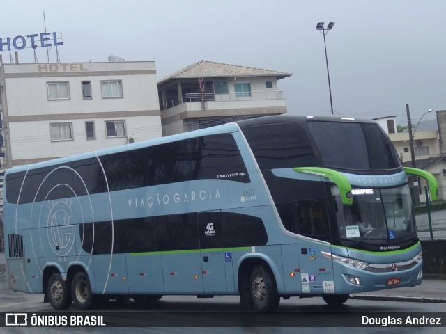 Viação Garcia 8802 na cidade de Balneário Camboriú, Santa Catarina, Brasil, por Douglas Andrez. ID da foto: 8390556.