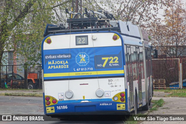 Rigas Satiksme 16186 na cidade de Riga, Letônia, por Victor São Tiago Santos. Número da foto: #8348371.