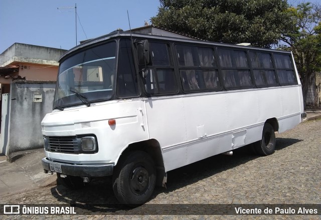 Ônibus Particulares 7303 na cidade de Itaúna, Minas Gerais, Brasil, por Vicente de Paulo Alves. ID da foto: 8458407.