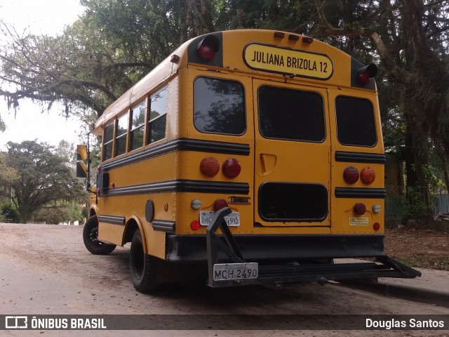 Escolares 2490 na cidade de Porto Alegre, Rio Grande do Sul, Brasil, por Douglas Santos. Número da foto: #8465995.