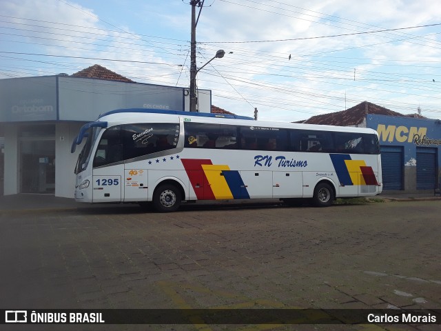 Empresa de Turismo Rio Negro 1295 na cidade de Presidente Venceslau, São Paulo, Brasil, por Carlos Morais. Número da foto: #8472548.