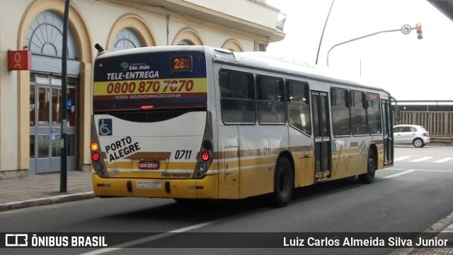 Companhia Carris Porto-Alegrense 0711 na cidade de Porto Alegre, Rio Grande do Sul, Brasil, por Luiz Carlos Almeida Silva Junior. Número da foto: #8478624.
