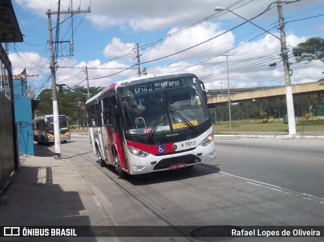 Pêssego Transportes 4 7013 na cidade de São Paulo, São Paulo, Brasil, por Rafael Lopes de Oliveira. Número da foto: #8499317.