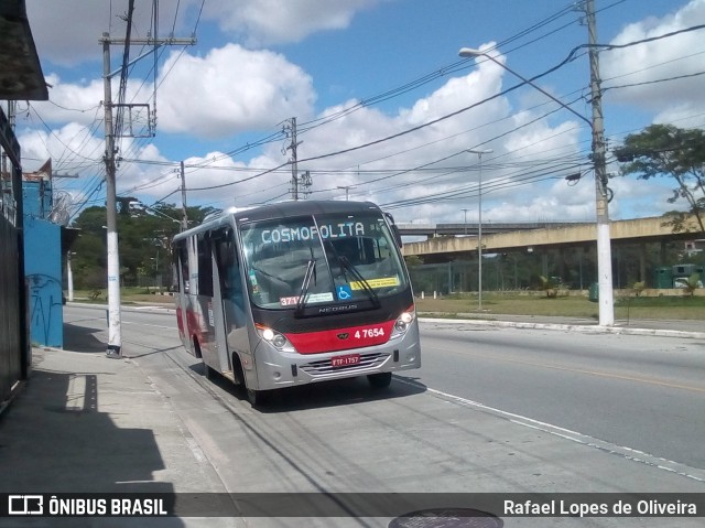 Pêssego Transportes 4 7654 na cidade de São Paulo, São Paulo, Brasil, por Rafael Lopes de Oliveira. ID da foto: 8499773.