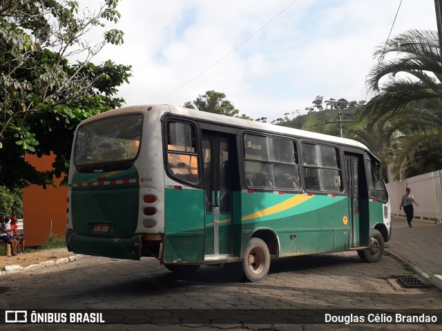 Ônibus Particulares 1233 na cidade de Santa Maria de Itabira, Minas Gerais, Brasil, por Douglas Célio Brandao. Número da foto: #8500421.