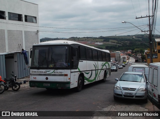 Ônibus Particulares 745 na cidade de Três Corações, Minas Gerais, Brasil, por Fábio Mateus Tibúrcio. Número da foto: #8420824.