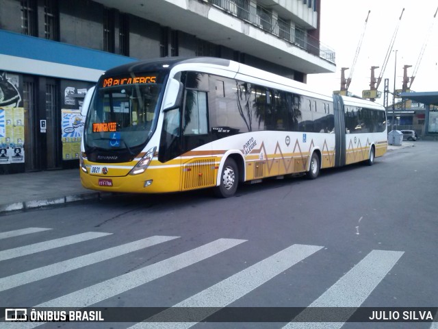 Companhia Carris Porto-Alegrense 0821 na cidade de Porto Alegre, Rio Grande do Sul, Brasil, por JULIO SILVA. ID da foto: 8501835.