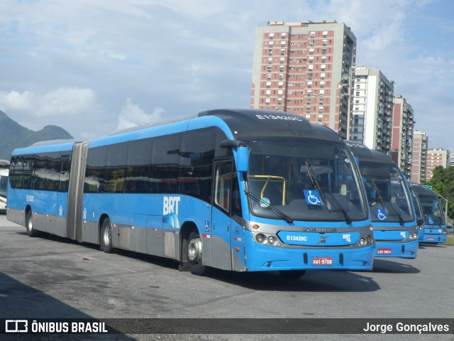 BRT RIO E13420C na cidade de Rio de Janeiro, Rio de Janeiro, Brasil, por Jorge Gonçalves. ID da foto: 8426378.