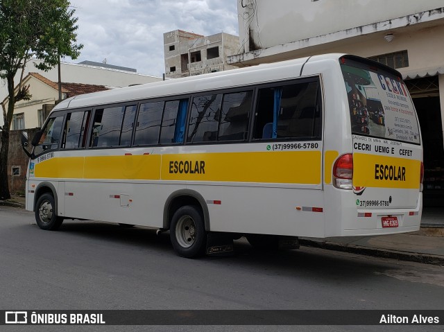 Escolares 8369 na cidade de Carmo do Cajuru, Minas Gerais, Brasil, por Ailton Alves. ID da foto: 7519250.