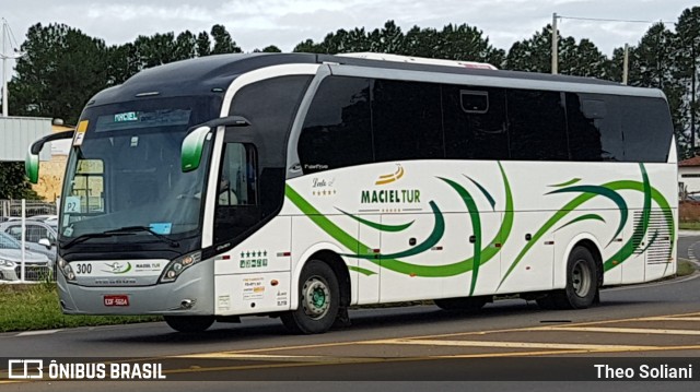 Maciel Tur 300 na cidade de Penápolis, São Paulo, Brasil, por Theo Soliani. Número da foto: #7517914.