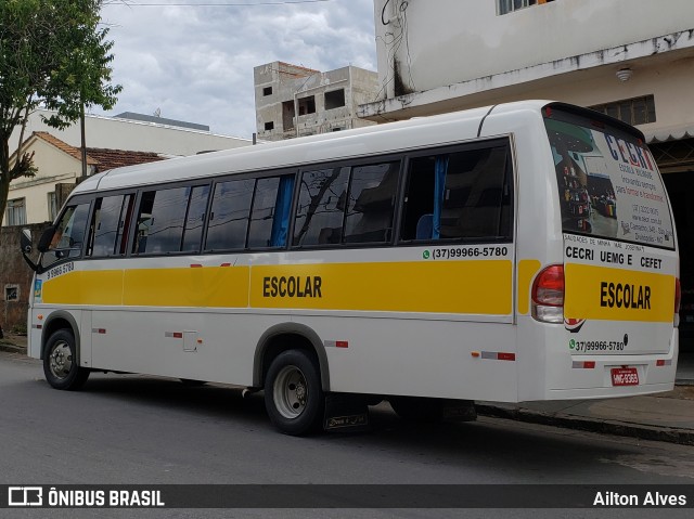 Escolares 8369 na cidade de Carmo do Cajuru, Minas Gerais, Brasil, por Ailton Alves. ID da foto: 7531315.