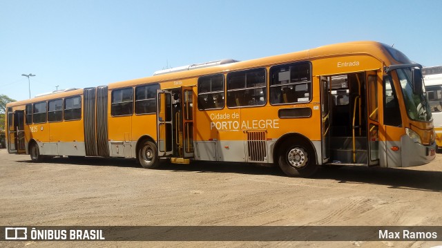 Companhia Carris Porto-Alegrense 0825 na cidade de Porto Alegre, Rio Grande do Sul, Brasil, por Max Ramos. Número da foto: #7540959.