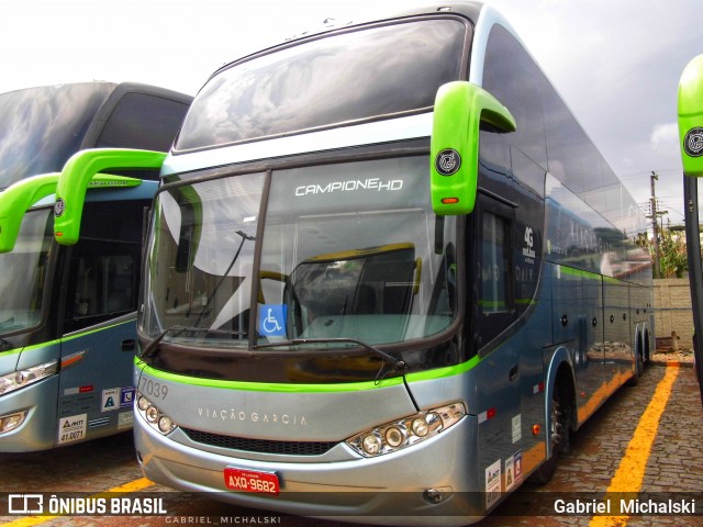 Viação Garcia 7039 na cidade de Curitiba, Paraná, Brasil, por Gabriel Michalski. Número da foto: #7543800.