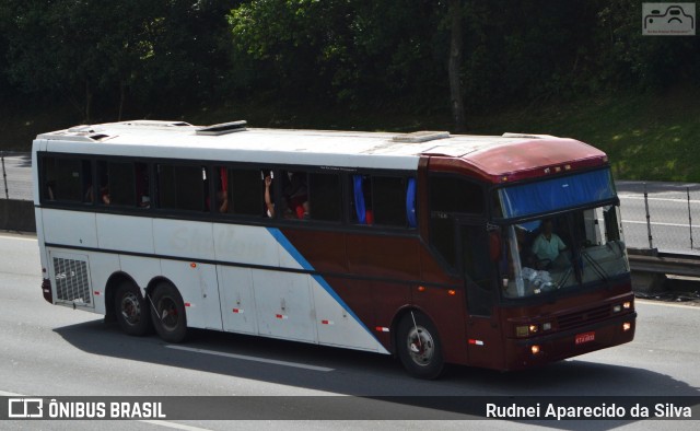Ônibus Particulares 6832 na cidade de Arujá, São Paulo, Brasil, por Rudnei Aparecido da Silva. Número da foto: #7558606.