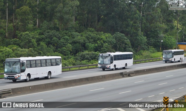 Ônibus Particulares 2476 na cidade de Arujá, São Paulo, Brasil, por Rudnei Aparecido da Silva. Número da foto: #7564295.