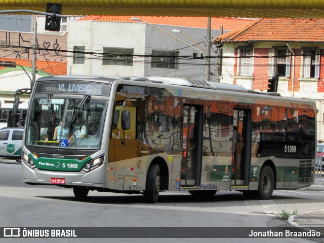 Via Sudeste Transportes S.A. 5 1069 na cidade de São Paulo, São Paulo, Brasil, por Jonathan Braandão. ID da foto: 7504730.