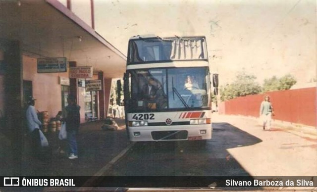 Expresso Maringá 4202 na cidade de Campo Mourão, Paraná, Brasil, por Silvano Barboza da Silva. ID da foto: 7508892.