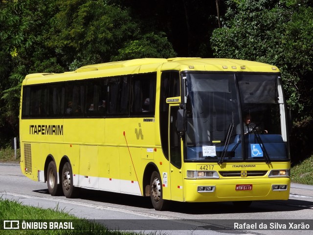 Viação Itapemirim 44217 na cidade de Petrópolis, Rio de Janeiro, Brasil, por Rafael da Silva Xarão. ID da foto: 7602991.