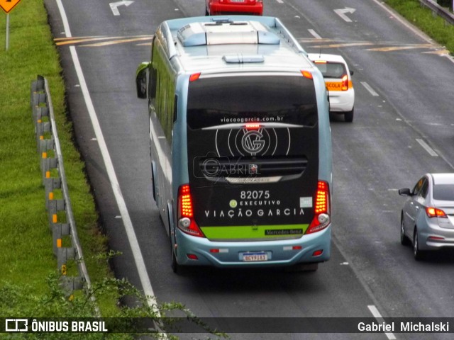 Viação Garcia 82075 na cidade de Curitiba, Paraná, Brasil, por Gabriel Michalski. Número da foto: #7613500.