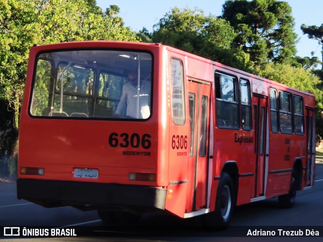 Ônibus Particulares 6306 na cidade de Curitiba, Paraná, Brasil, por Adriano Trezub Déa. ID da foto: 7616660.