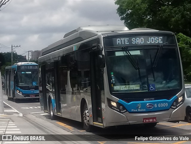 Transwolff Transportes e Turismo 6 6909 na cidade de São Paulo, São Paulo, Brasil, por Felipe Goncalves do Vale. ID da foto: 7621249.