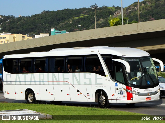 Auto Viação Catarinense 3254 na cidade de Florianópolis, Santa Catarina, Brasil, por João Victor. Número da foto: #7627666.