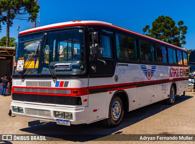 Mklein Locações e Transporte 9128 na cidade de Curitiba, Paraná, Brasil, por Adryan Fernando Muller. Número da foto: #7646412.