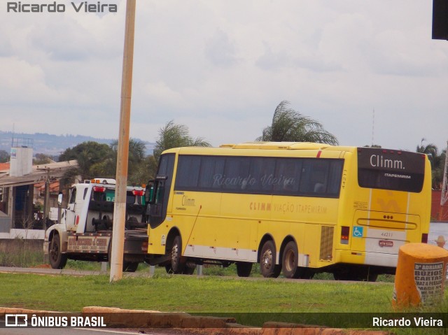 Viação Itapemirim 44211 na cidade de Luziânia, Goiás, Brasil, por Ricardo Vieira. Número da foto: #7652583.