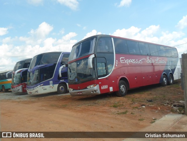 Expresso São Luiz 6880 na cidade de Alta Floresta, Mato Grosso, Brasil, por Cristian Schumann. Número da foto: #7594766.