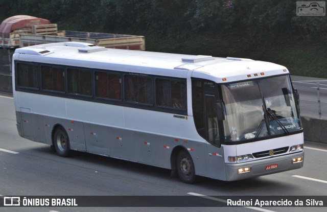 Ônibus Particulares 5624 na cidade de Arujá, São Paulo, Brasil, por Rudnei Aparecido da Silva. Número da foto: #7667449.