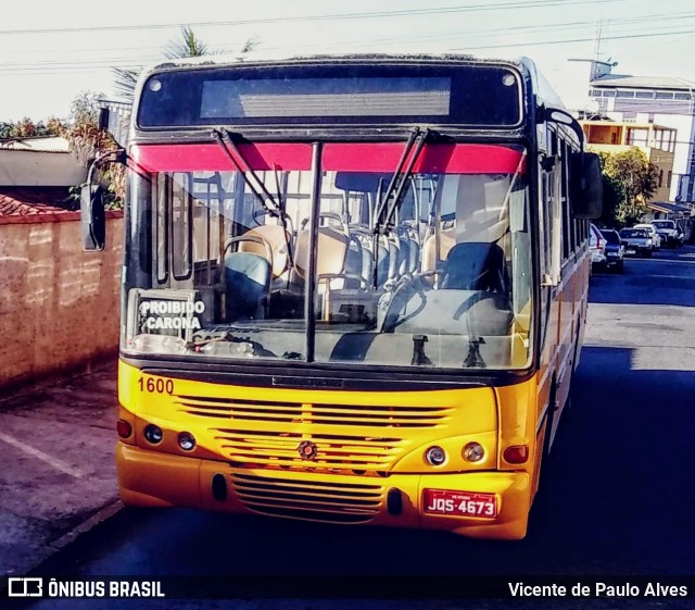 Escolares 1600 na cidade de Itaúna, Minas Gerais, Brasil, por Vicente de Paulo Alves. ID da foto: 7721631.