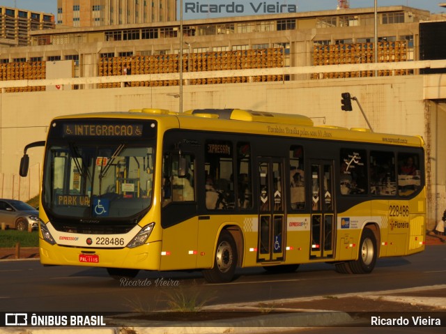 Viação Pioneira 228486 na cidade de Brasília, Distrito Federal, Brasil, por Ricardo Vieira. ID da foto: 7728347.