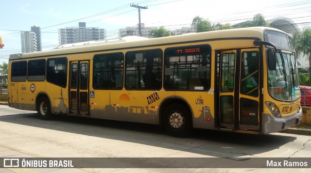 Companhia Carris Porto-Alegrense 0702 na cidade de Porto Alegre, Rio Grande do Sul, Brasil, por Max Ramos. Número da foto: #7728040.