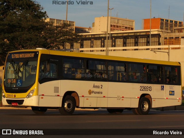 Viação Pioneira 226513 na cidade de Brasília, Distrito Federal, Brasil, por Ricardo Vieira. ID da foto: 7728362.