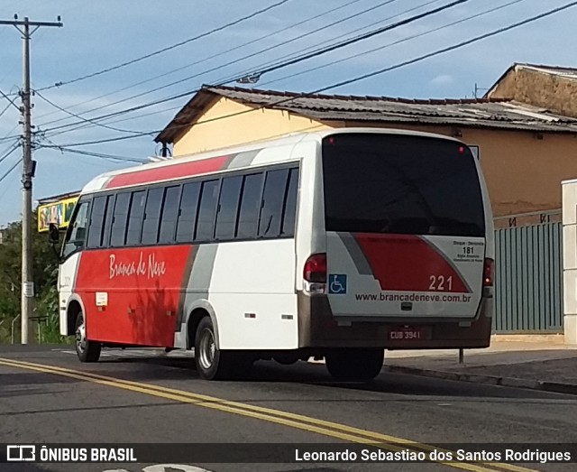 Branca de Neve Turismo 221 na cidade de Campinas, São Paulo, Brasil, por Leonardo Sebastiao dos Santos Rodrigues. Número da foto: #7729050.