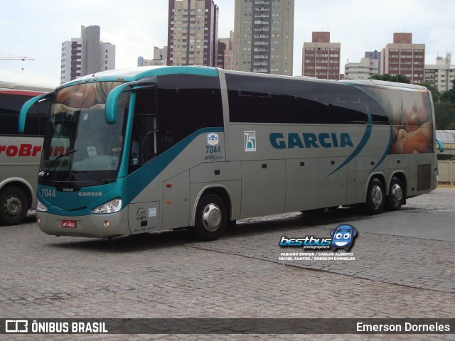 Viação Garcia 7044 na cidade de Londrina, Paraná, Brasil, por Emerson Dorneles. Número da foto: #7731969.