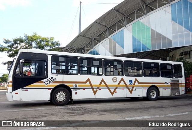 Companhia Carris Porto-Alegrense 0642 na cidade de Porto Alegre, Rio Grande do Sul, Brasil, por Eduardo Rodrigues. Número da foto: #7736360.