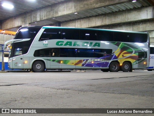 Viação Garcia 7317 na cidade de Curitiba, Paraná, Brasil, por Lucas Adriano Bernardino. ID da foto: 7738560.