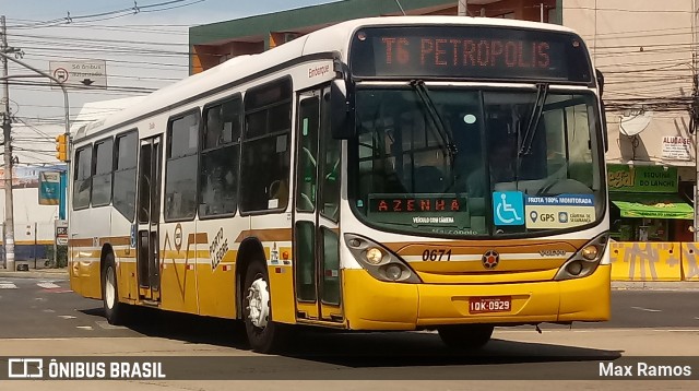 Companhia Carris Porto-Alegrense 0671 na cidade de Porto Alegre, Rio Grande do Sul, Brasil, por Max Ramos. Número da foto: #7740649.